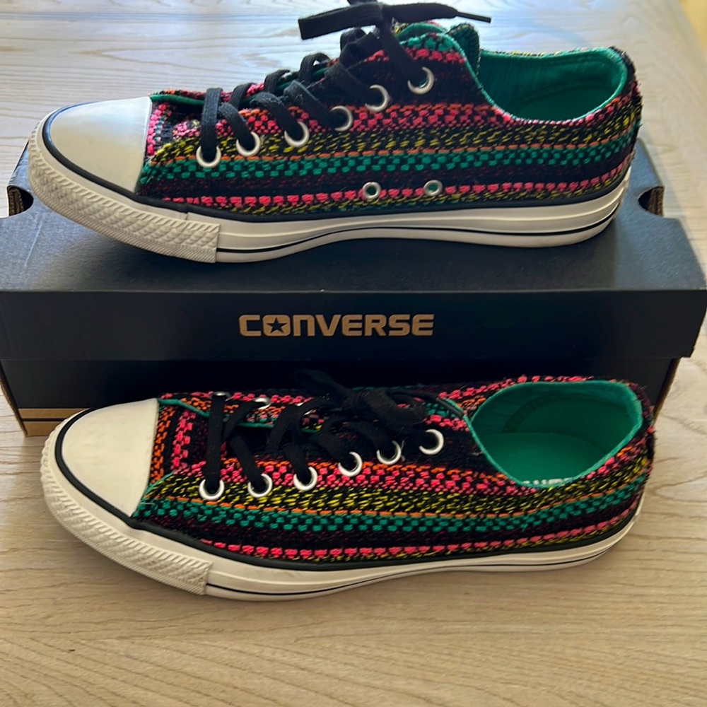 CONVERSE size 10! Winter Black Multicolor! Gently worn with nothing but love ❤️